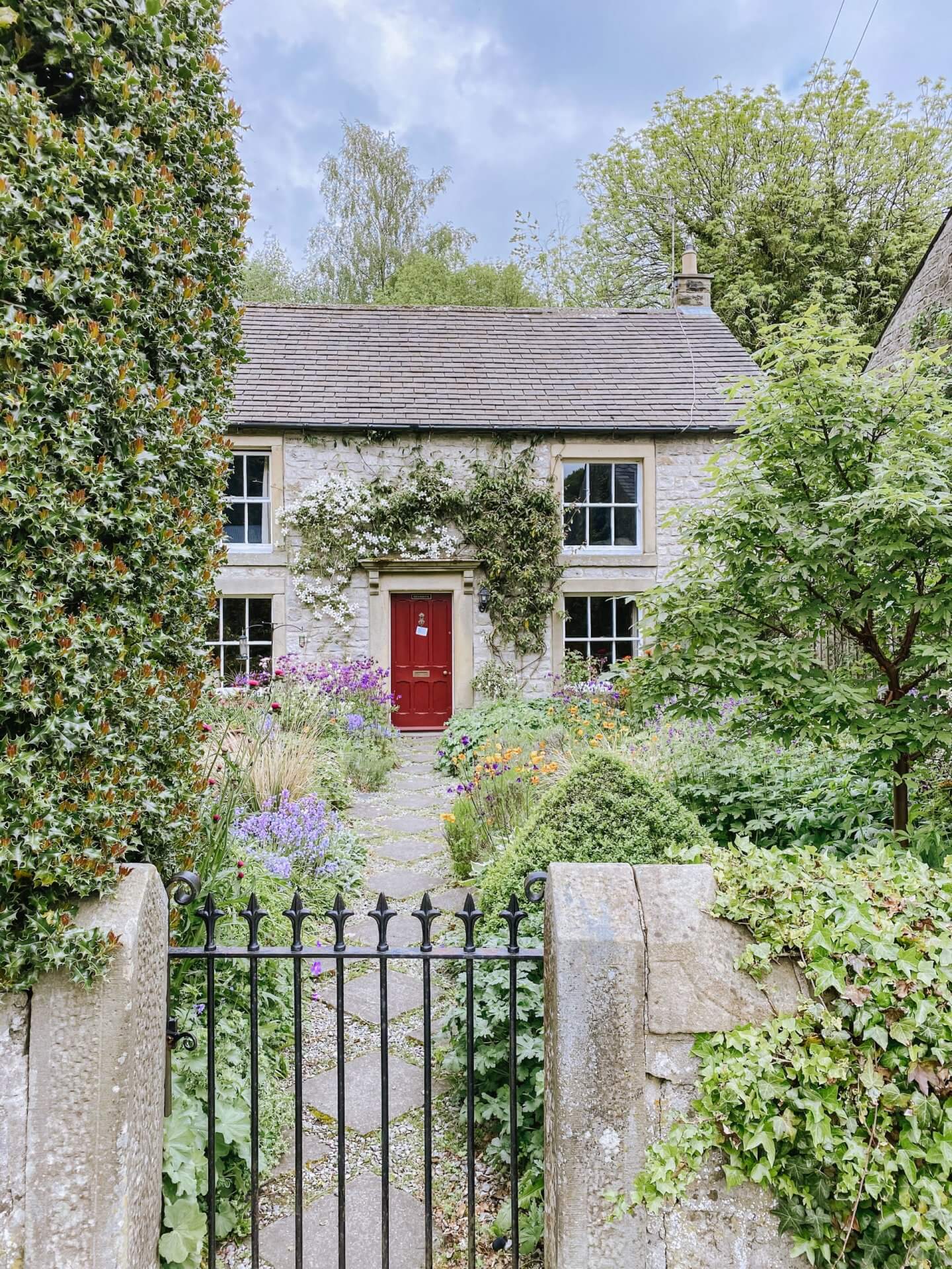 image of cottage in peak district- 2021 round up