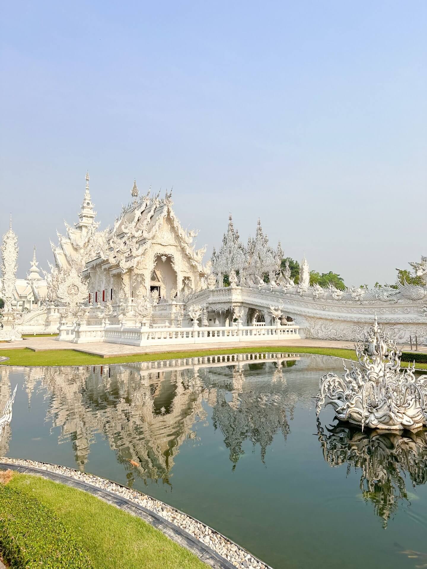 Image of the white temple, Wat Rong Khun